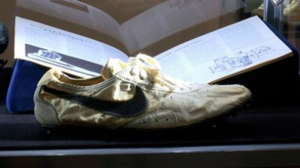 На аукционе Sotheby's продали поношенные кроссовки Nike